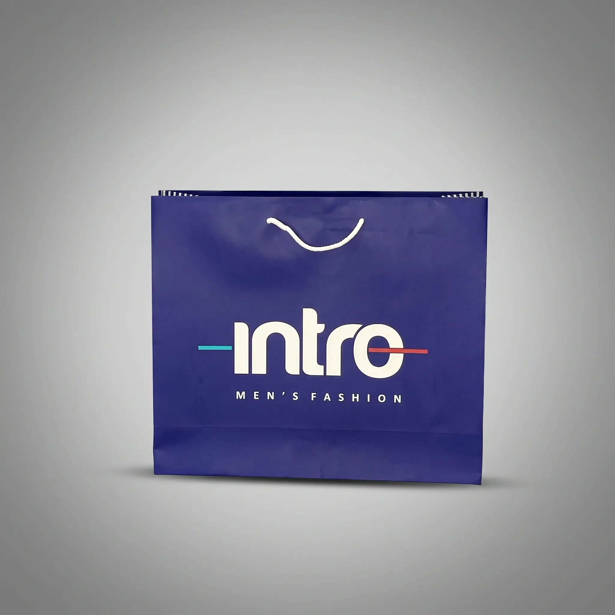 Χάρτινη σακούλα για ανδρικό κατάστημα — Intro Mens Fashion | Laderos Bags