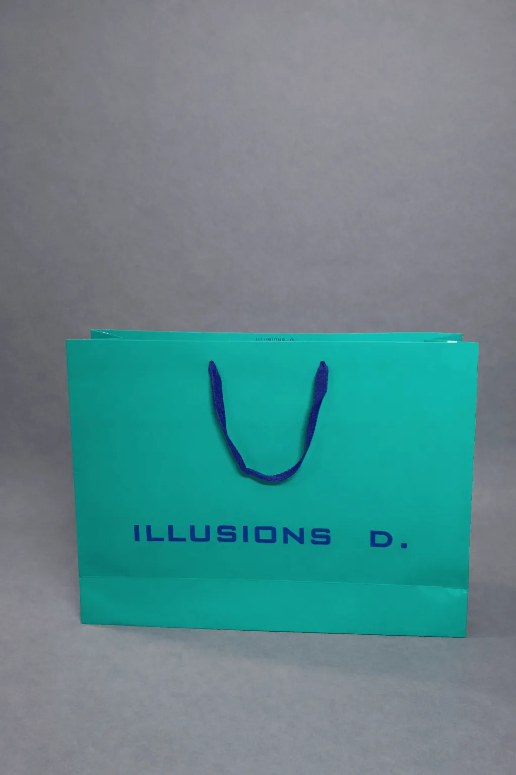 Χάρτινη σακούλα με εκτύπωση λογοτύπου — Illusions | Laderos Bags